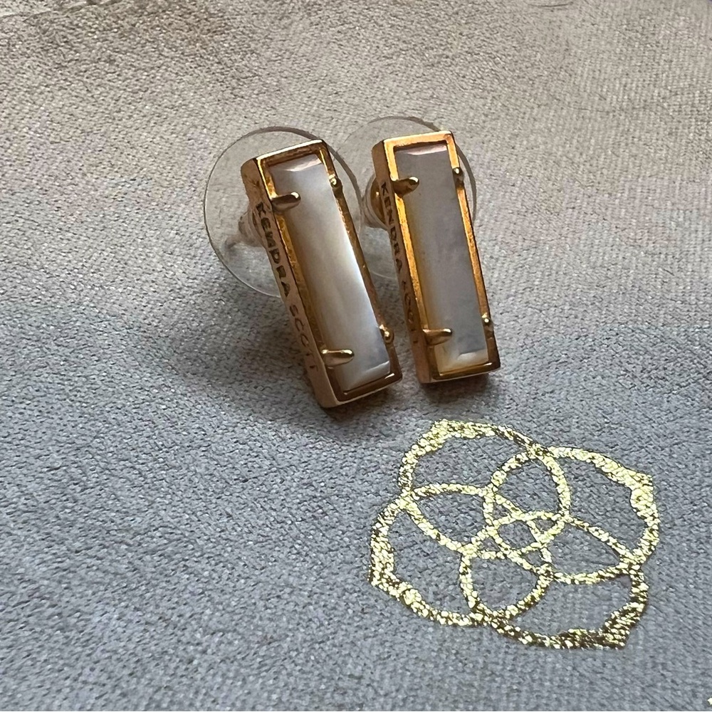 Kendra Scott Lady Earrings - Ivory Pearl/Rose Gold - Picture 1 of 6